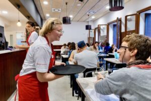 Cambrera atenent una taula al bar El nostre fil